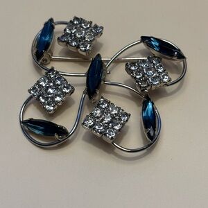 🌻3/$25🌻 Vintage Silver Tone Swirl Rhinestone Brooch 1-7/8”